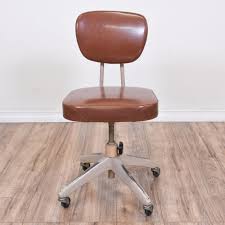 This Retro Office Chair Is Featured In A Durable Industrial Metal With A Beige Distressed Finish This Desk Chair Is In G Chair Retro Office Chair Office Chair