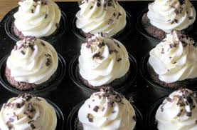 Wählen ähnliche rezepte wie vanilla cupcakes mit frischkäse frosting rezept. Brownie Cupcakes Mit Frischkase Topping Laktosefrei Ich Muss Backen