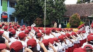 Komandan upacara atau penyebutannya diganti menjadi pemimpin upacara jika di sekolah Pedoman Dan Susunan Upacara Bendera Di Sekolah Kependidikan Com