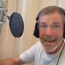 Neulich im Studio: Synchronschauspieler Patrick Kropp. Was mag hier in der  Szene wohl los sein? Schreibt es uns einfach in die Kommentare. #hörspiel  #studiolife #behindthescenes #vorfreude #patrickkropp #contendo #studio  #aufnahme #kassettenkinder ...