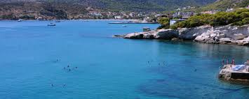 Η αγία μαρίνα είναι ένα καταπράσινο, πανέμορφο τουριστικό θέρετρο που διαθέτει την μεγαλύτερη παραλία με χρυσή άμμο του νησιού Agia Marina Paralies Aegina Today