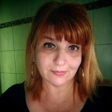 Márta angoltanár, 55 évesen került az utcára. Hajléktalanszállóra  költözött, nemrég pedig a közösségi média erejének köszönhetően megtörtént  vele a csoda. Hekler Melinda írása.