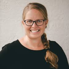 This S'mores Bars recipe has a graham cracker cookie crust topped with  toasted marshmallows and Hershey Kisses. Perfect for summer parties!  https://www.thegunnysack.com/smores-bars-recipe/ #smores #smorefun  #thegunnysack