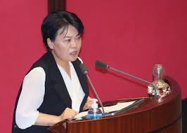 황보승희 프로필 (나이 학력 지역구 출신학교 국회의원) 국민의 힘 이준석 신임 당대표가 당 수석대변인에 초선인 황보승희 의원을 내정한 것으로 알려졌습니다. ì˜ìƒ ìœ¤í¬ìˆ™ì˜ 5ë¶„ ì‚¬ì´ë‹¤ ê²½ì œí•™ ë¬´ìŠ¨ ë°°ì§±ê³¼ ì˜¤ë§Œìœ¼ë¡œ í•œê²½ë‹·ì»´
