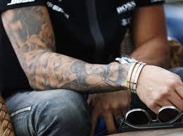 Formula one driver lewis hamilton visited notorious tattoo artist bang bang and complete his badass eagle neck tattoo. Body Check Das Steckt Hinter Den Tattoos Von Hamilton Und Ricciardo