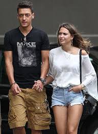 Nur frauen bilder und gifs. Sex With His Wag Made Mesut Ozil Flag The Sun