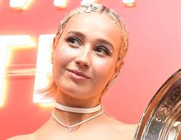 Артист лэйбла black star, видеоблоггер. Klava Koka Pohvastalas Alymi Tufelkami Versace Za 66 Tysyach Rublej Video