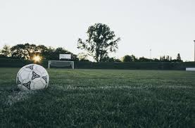 Dibandingkan dengan tendangan penalti, tendangan bebas dalam permainan sepak bola atau yang disebut juga free kick memiliki peluang tercipta gol yang lebih sedikit. 15 Peraturan Permainan Sepak Bola Terlengkap Salamadian
