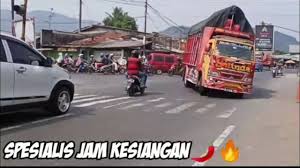 Selain suaranya unik, penggunaan klakson ini pun mampu menyita perhatian warga. Loker Sopir Truk Cabe Lakalantas Truk Pembawa Suzuki Gsx R150 Vs Truk Cabe
