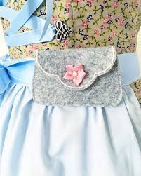 Der zug fährt nach paris, ohne eine station zu machen. Diy Tutorial Kostenloses Schnittmuster Fur Eine Dirndl Schurzentasche