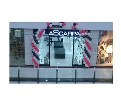 The center includes around 90 stores and a multiplex with eight screens. Magazine Arena Mall