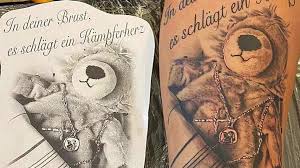 Erst kürzlich ließ er sich ein großes bild auf seinem unterarm stechen, jetzt wagte der sänger erneut den gang zum tätowierer. Das Emotionalste Pietro Lombardi Zeigt Tattoo Fur Alessio Promiflash De