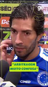 EXPULSO! Carlos Vinícius leva cartão vermelho por atingir Iván Román com o  braço após disputa de bola. Grêmio com um a menos contra o Atlético-MG.  #futebol #atleticomg #gremio #brasileirao