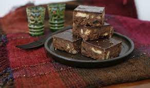 I Love Tiffin And Found This Easy Peasy Tiffin Recipe Chocolate Tiffin Recipe Tiffin Recipe Chocolate Recipes