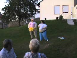 Vorlagen und beispiele für glückwunschtexte zur silbernen hochzeit von eltern, kollegen, freunden alles gute für die nächsten 25 jahre. Schwer Verliebt Lustige Showeinlage Zur Goldenen Hochzeit Youtube