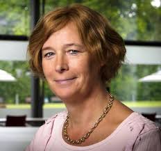 Petra de sutter décroche la première place au classement strafste gentenaar, dans la catégorie universitaire5 et le prix de maakbare mens , récompense pour les travaux socioculturels sur la bioéthique, décerné à la fois pour son travail scientifique et ses engagements politiques6. The Heroines Of My Life Interview With Petra De Sutter