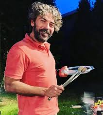 Sakin, rahat, eğlenceli, çok sosyal, keyfine düşkün, meraklı, ailesine düşkün, titiz, gerginlikten hiç hoşlanmayan, entelektüel, hoş sohbet, kibar, şanslı, sevgi dolu … Son Yaz Oyunculari Kadrosu Karakterleri Ve Konusu Dizi Seti