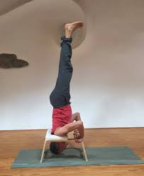 Feet up kopfstand yoga stuhl. Yoga Kopfstand Anleitung Shirsasana Inkl Vorubungen Und Video