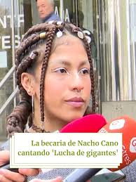 🎤 La becaria de Nacho Cano sale del juzgado cantando 'Lucha de gigantes'  tras ratificar su denuncia contra el músico por vulnerar los derechos de  los trabajadores. #nachocano #becarios