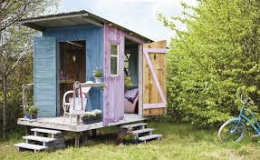 Dans le cadre d'une construction d'abri de jardin, un permis de construire sera obligatoire sous certaines conditions. Avant Apres Construire Une Jolie Cabane De Jardin Le Journal De La Maison