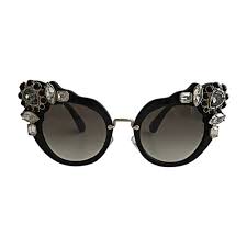 Ces lunettes de soleil femme de la marque miu miu sont caractérisées par des verres de forme ronde, mais une monture métal enveloppant le tout en le tirant vers un style plus proche du cat eye. Lunettes De Soleil Miu Miu Noir 6250985