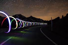 La primera dice que «la luz es un agente físico que hace visibles los objetos». Por Que Viajar A La Velocidad De La Luz Es Teoricamente Imposible