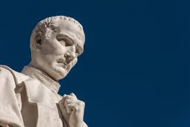 Pequeño Busto Antiguo De Metal Del Escritor Soviético Maxim Gorky Sobre Un  Fondo Blanco. Fotos, retratos, imágenes y fotografía de archivo libres de  derecho. Image 143147291