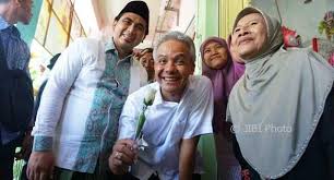 Di potret terbarunya, alam ganjar terlihat makin di potret terbarunya, alam ganjar yang desember ini akan berusia 19 tahun terlihat makin ganteng saja. Pilkada 2018 Dipuji Ganteng Ganjar Pranowo Diberi Mawar Putih Pedagang Pasar Kliwon