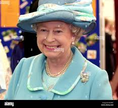 Königin Elizabeth II. Mai 2002 Ankunft in George Square Glasgow treffen  Vertreter der Organisationen Stockfotografie