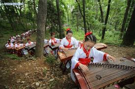 Seniman jalanan memainkan alat musik tradisional cina yang bernama erhu. Kenali Beijing Alat Muzik Tradisional China Ini Ialah Facebook