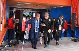 A sus 68 años, el argentino disputará el tercer mundial de su historia mientras oscar tabárez (71). Uruguay Coach Tabarez On Crutches As He Battles Rare Disorder Daily Mail Online