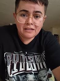 Leslie Cave's Instagram, Twitter & Facebook