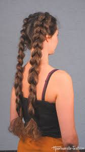 Ziehe dir einen seitenscheitel und flechte zuerst den zopf, bevor du alle haare zusammen bindest. Sommerfrisuren Fur Lange Haare Einfache Und Schnelle Trendfrisuren Praxis Tests