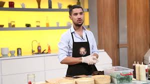 Semifinala chefi la cuțite de luni, 27 noiembrie, a început cu un moment emoționant. Yrsypl Prtndpm