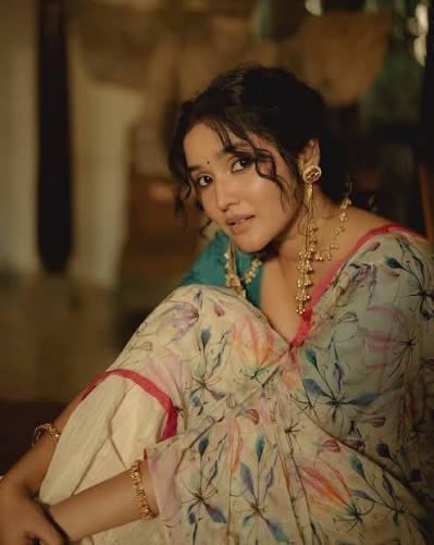 Anikha surendran (@anikhasurendran) • Instagram photos and videos