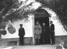È nel centro dell'isola che si trova il compendio garibaldino e la casa di garibaldi a caprera dove l'ere dei due mondi si ritirò per i suoi ultimi anni fino alla morte. Mussolini Esce Dalla Casa Di Garibaldi A Caprera Archivio Storico Istituto Luce