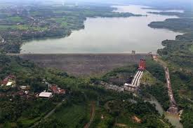 Bendungan yang berada di karangkates, kecamatan sumber pucung, malang, jawa timur, ini juga menjadi tempat wisata yang murah meriah. Bendungan Karangkates