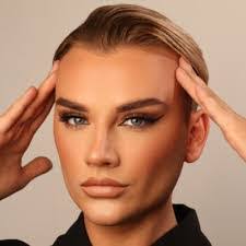 Elisha Dow's Instagram, Twitter & Facebook