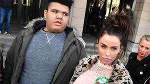 In einem zeitungsartikel schreibt sie erstmals. Katie Price Sohn Harvey Schlug Taglich Scheiben Ein Um Nicht Von Ihr Weg Zu Mussen