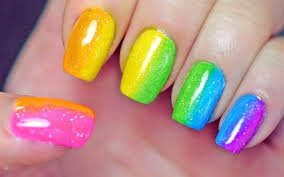 Regenbogen Farben Nageldesign Mit Glitzer Sommer Look Nageldesign Fruhling Sommer Nagelkunst Farbenfrohe Nageldesigns