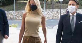 Giovane, chic e molto schiva, olivia paladino, figlia di cesare paladino, proprietario del grand hotel plaza di roma e dell'attrice. Olivia Paladino E La Borsetta Kelly Di Hermes Da 80mila Euro Italiani In Rivolta Ecco Il Vero Regalino Di Conte Libero Quotidiano