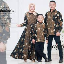 Saat ini, penggunaan gamis juga dapat digunakan untuk pasangan. 20 Ide Baju Batik Couple Ayah Ibu Dan Anak Laki Laki Trend Couple