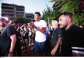 Μπορεί να βρίσκονται χιλιάδες χιλιόμετρα μακριά, στις ηπα, αλλά ο γιάννης αντετοκούνμπο και τα αδέρφια του δεν ξεχνούν την ελλάδα και το απέδειξαν με μια σπουδαία κίνηση. Ta Aderfia Antetokoynmpo Boh8oyn Paidia Eypa8wn Omadwn Infokids Gr