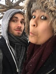 Friendly couple looking for new digs in Z2 ‹ SpareRoom