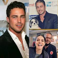 Honey, you're looking at my picture, and you can't even say hi to me or you  don't love me anymore 💔it's me Taylor Kinney,i love you baby ♥️💖