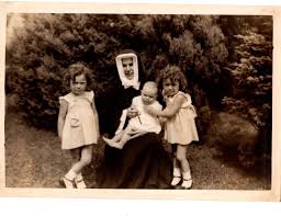 Experts Discover Old Photograph Of 5 Sisters From 1836 - They Zoom In And Instantly  Turn Pale When Dr. Ethel Glenfield received a mysterious package containing  an old daguerreotype from 1836, she