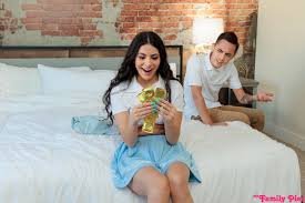 Galería de fotos porno 🌶️ Stepsister Needs Help With Condom Practice -  S29:E3 - PornHat