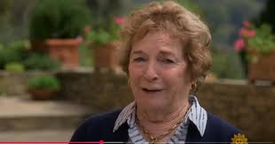 Italia podría otorgar ciudadanía a la autora estadounidense de Bajo el sol  de Toscana