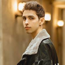 Vlogger "Tây Cột Điện" cao 1m95, thạo 3 ngoại ngữ: Thủ khoa Học viện ngoại  giao nhưng để kiếm 100 triệu/tháng... cũng 'khoai' đấy!