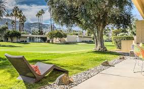 Just Listed In Palm Springs A Midcentury Condo With Southern Exposure Palm Springs Seven Lakes Condo